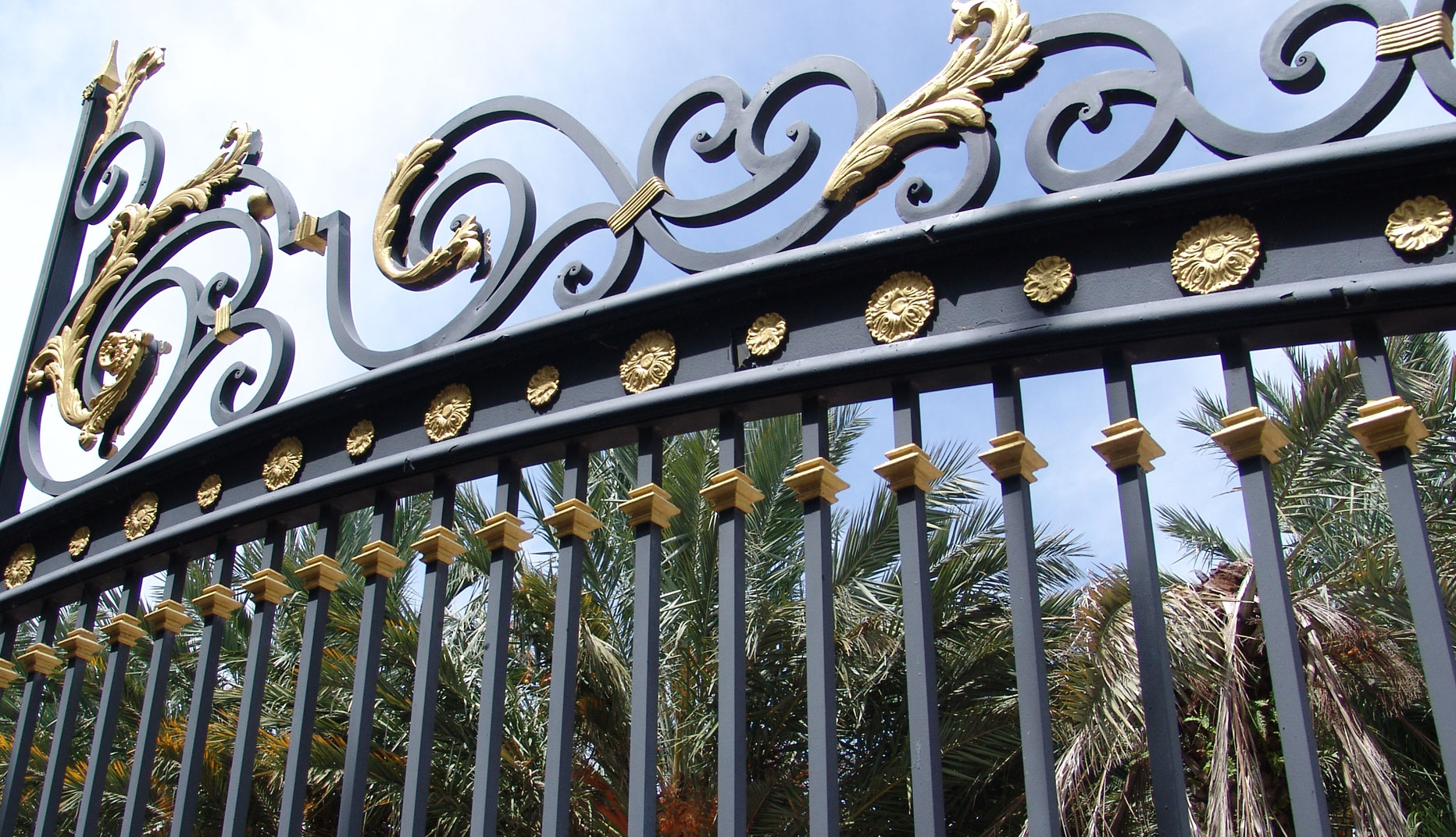cropped photo of on iron gate